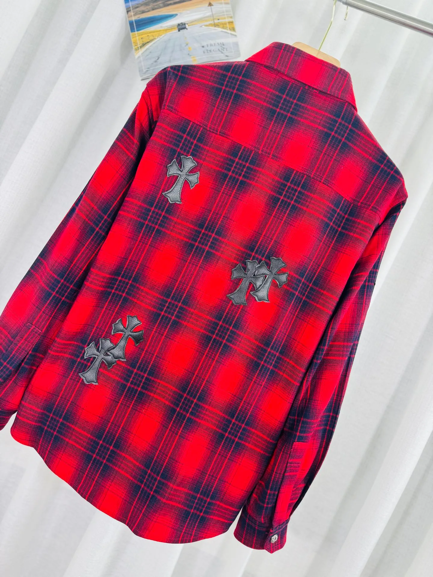 P250 top version, real shot without P, ​​different from market currency) 𝗖𝗵𝗿𝗼𝗺𝗲 𝗛𝗲𝗮𝗿𝘁𝘀/Cro Xin 2025 leather plaid shirt Accessories: Original model-opening collar label ➕100% silk wash water label. Genuine purchase-grade original hangtag➕matching hanging rope➕3D hanging beads➕original packaging bag. Craftsmanship: The original version has consistent wiring! The highest version of the armhole matching technique! Color: Red Black Size: S M L XL Style No.: 8001